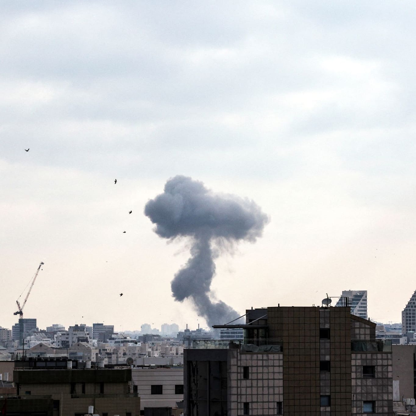 Tel Aviv: Rauch steigt auf nach einem Angriff Irans auf Israel am 22. Juni 2025.