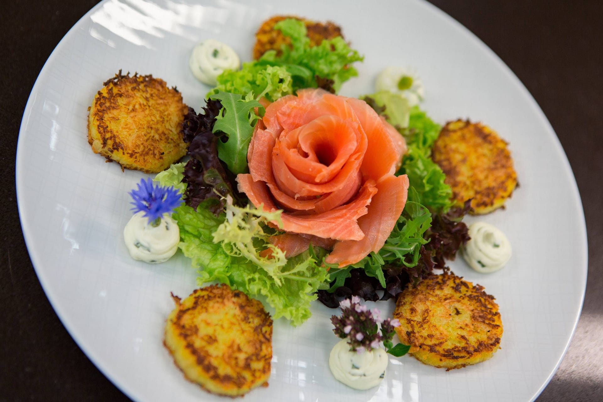 Essen auf einem Teller angerichtet (Symbolbild): Der Guide Michelin hat fünf neue Restaurants in Hamburg ausgezeichnet.