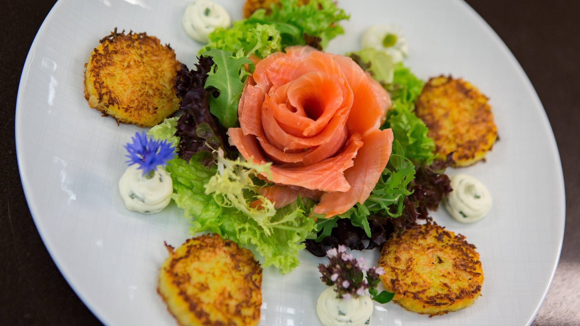 Essen auf einem Teller angerichtet (Symbolbild): Der Guide Michelin hat fünf neue Restaurants in Hamburg ausgezeichnet.