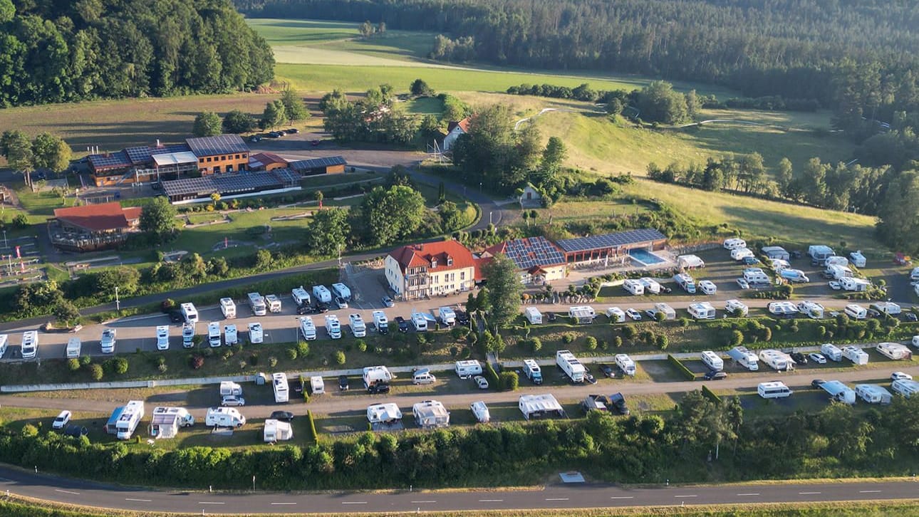 Luftaufnahme des Campingplatzes Großbüchlberg in der Oberpfalz: Der mehrfach ausgezeichnete Stellplatz bietet über 100 Parzellen mit Blick auf das Stiftland. Luftaufnahme des Campingplatzes Großbüchlberg in der Oberpfalz: Der mehrfach ausgezeichnete Stellplatz bietet über 100 Parzellen mit Blick auf das Stiftland.