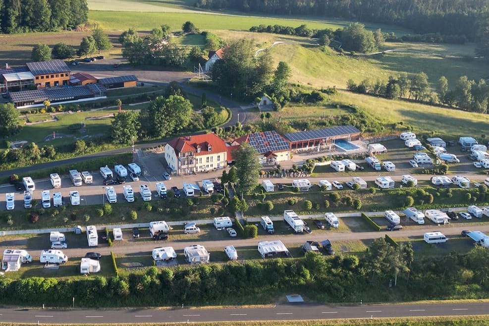 Luftaufnahme des Campingplatzes Großbüchlberg in der Oberpfalz: Der mehrfach ausgezeichnete Stellplatz bietet über 100 Parzellen mit Blick auf das Stiftland.