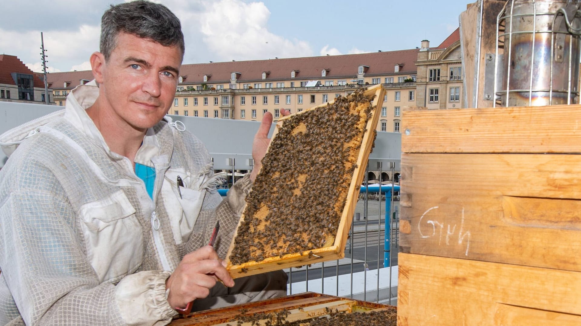 GER Dresden Kulturpalast Kulti auf dem Balkon der Zentralbibliothek werden 6 Bienenvöler mit 360 ooo Bienen gehalten die die Rohstoffe fuer den Stadthonig sammeln - Umweltminister Wolfram Günther besuchte Imker Bioimker Rico Heinzig hat 200 Völker entweder er allein im Foto schwarze volle Haare bzw. mit dem Minister der Honig von der Wabe verkostet bzw sich die Wabe ansieht GER Dresden Kulturpalast Kulti auf dem Balkon der Zentralbibliothek werden 6 Bienenvöler mit 360 ooo Bienen gehalten die die Rohstoffe fuer den Stadthonig sammeln - Umweltminister Wolfram Günther besuchte Imker Bioimker Rico Heinzig hat 200 Völker entweder er allein im Foto schwarze volle Haare bzw. mit dem Minister der Honig von der Wabe verkostet bzw sich die Wabe ansieht