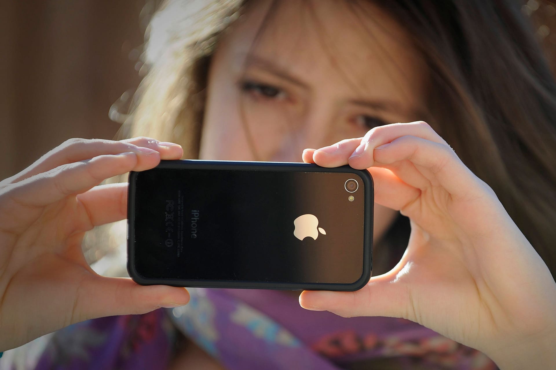 Kind mit Smartphone: Handys und soziale Medien bergen Risiken, aber ist ein Verbot die richtige Lösung?