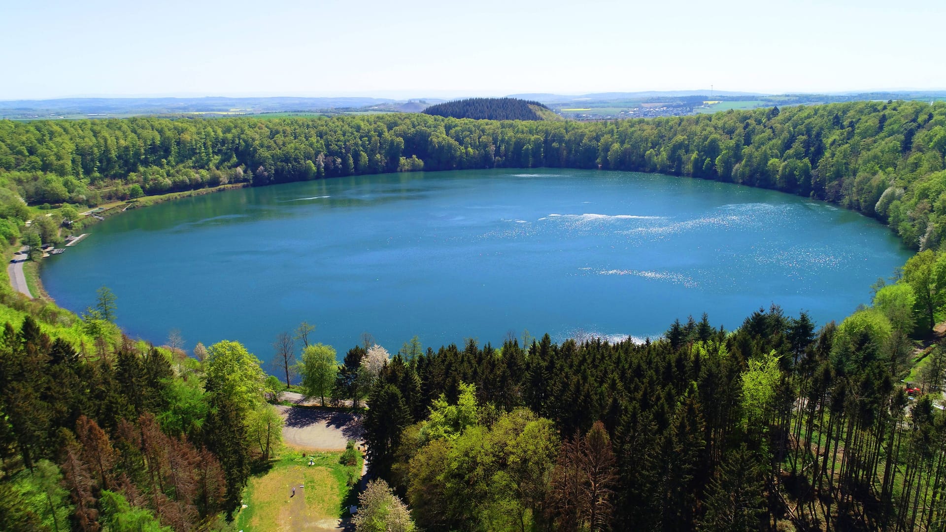 Der Vulkansee Pulvermaar in der Eifel: Das mit Wasser gefüllte Maar hat eine Fläche von 38,48 Hektar und ist 72 Metern tief.