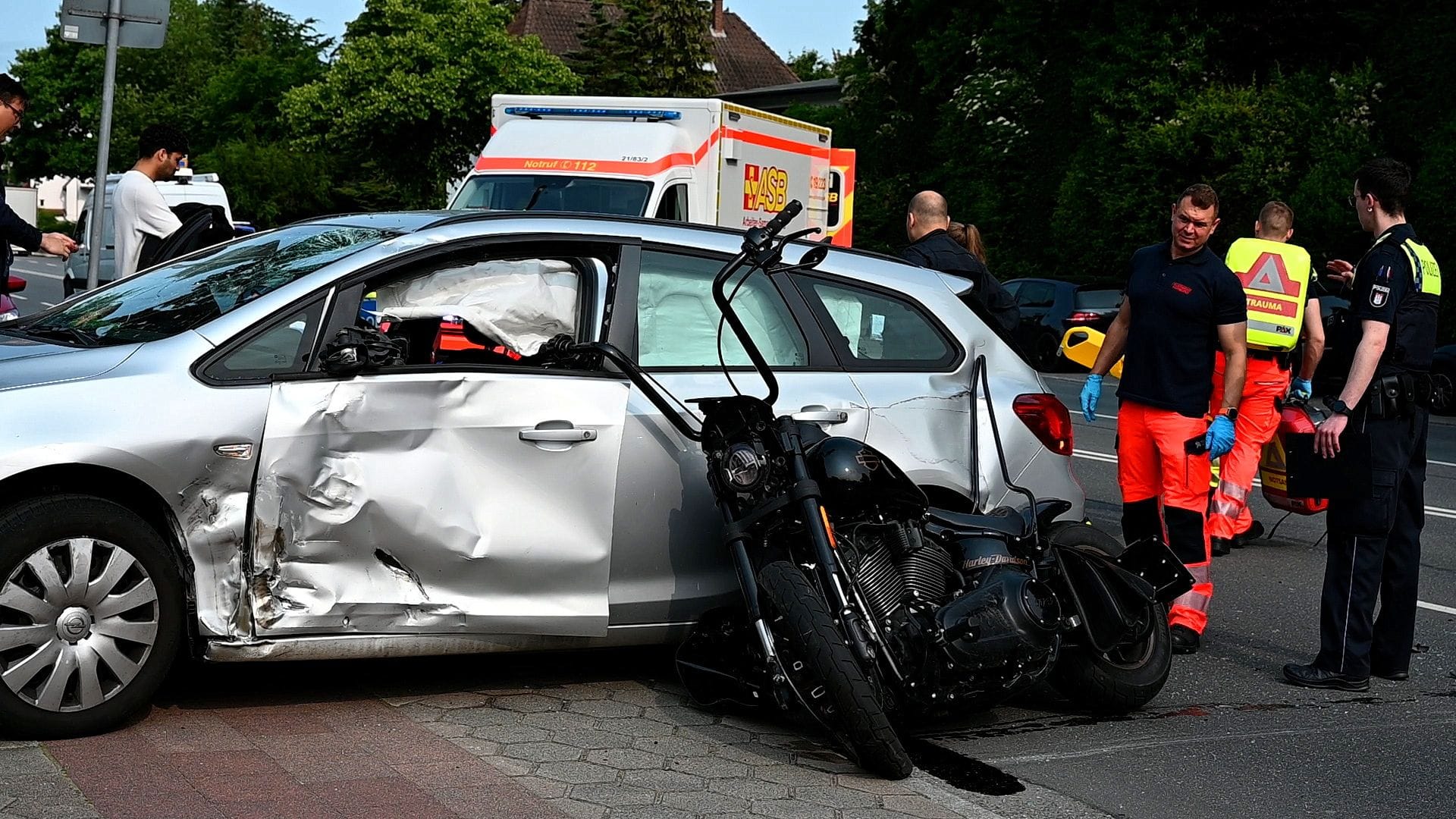 Hamburg Rahlstedt - Illegales abbiegen führt zu Unfall - Lebensgefahr Hamburg Rahlstedt - Illegales abbiegen führt zu Unfall - Lebensgefahr