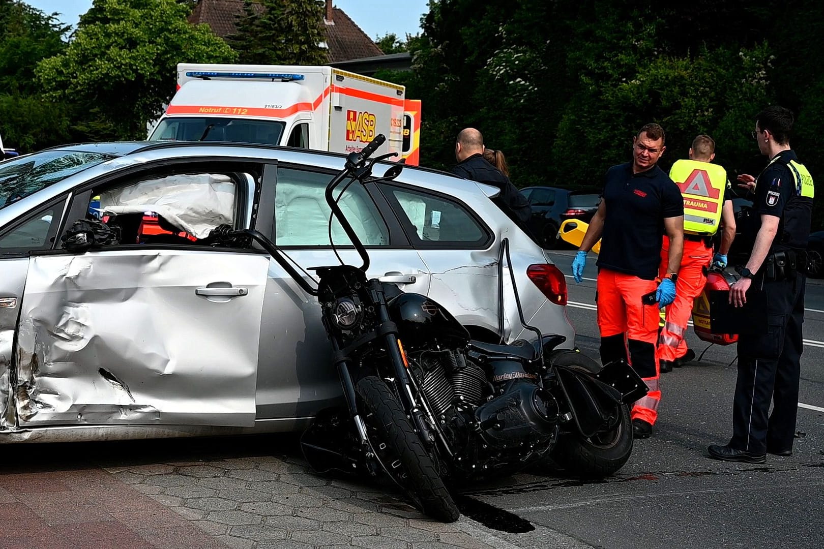 Hamburg Rahlstedt - Illegales abbiegen führt zu Unfall - Lebensgefahr