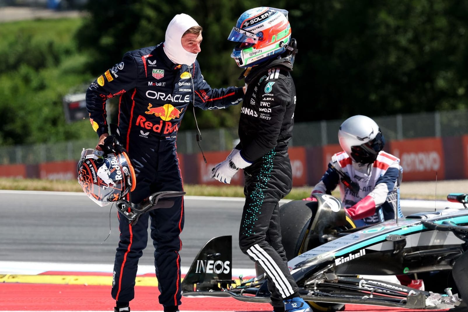 Nach dem frühen Aus: Max Verstappen (li.) und Kimi Antonelli im Austausch am Streckenrand.