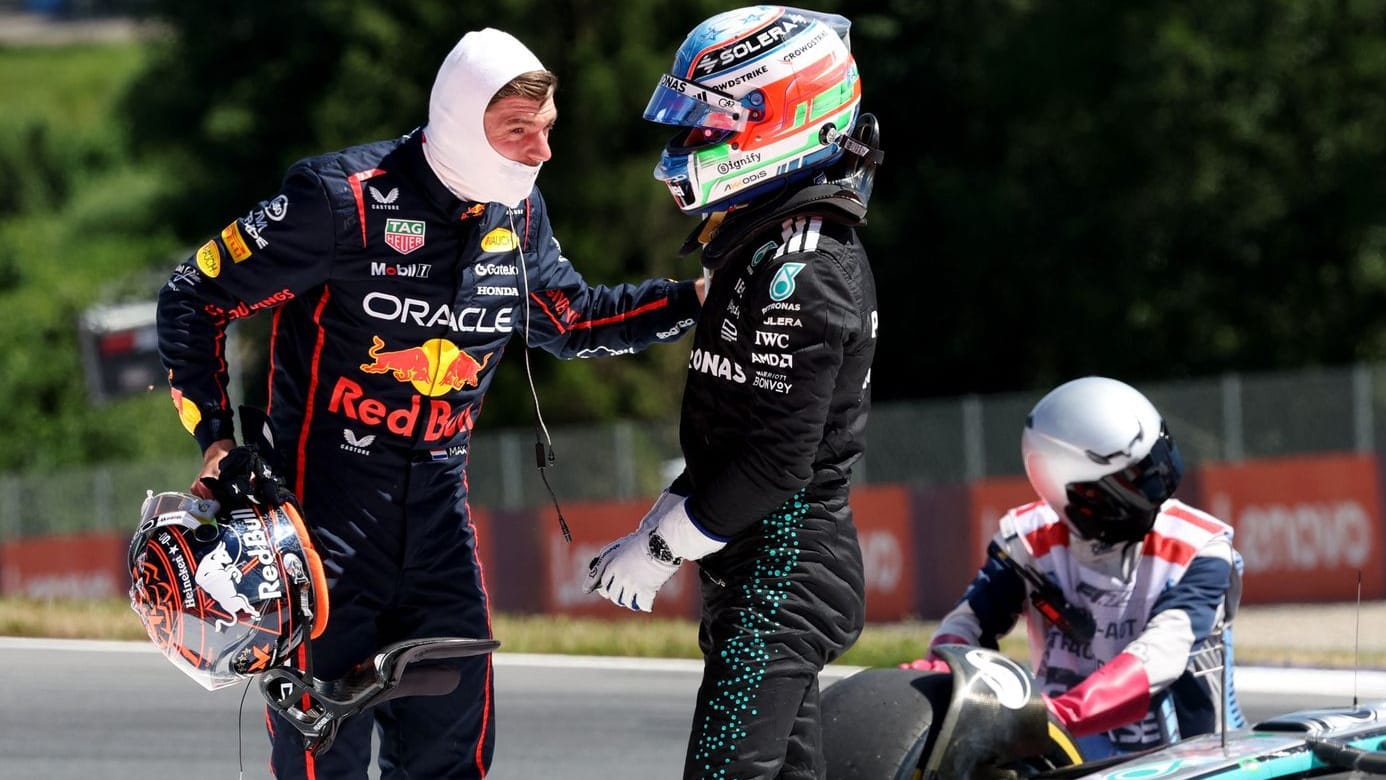 Nach dem frühen Aus: Max Verstappen (li.) und Kimi Antonelli im Austausch am Streckenrand.
