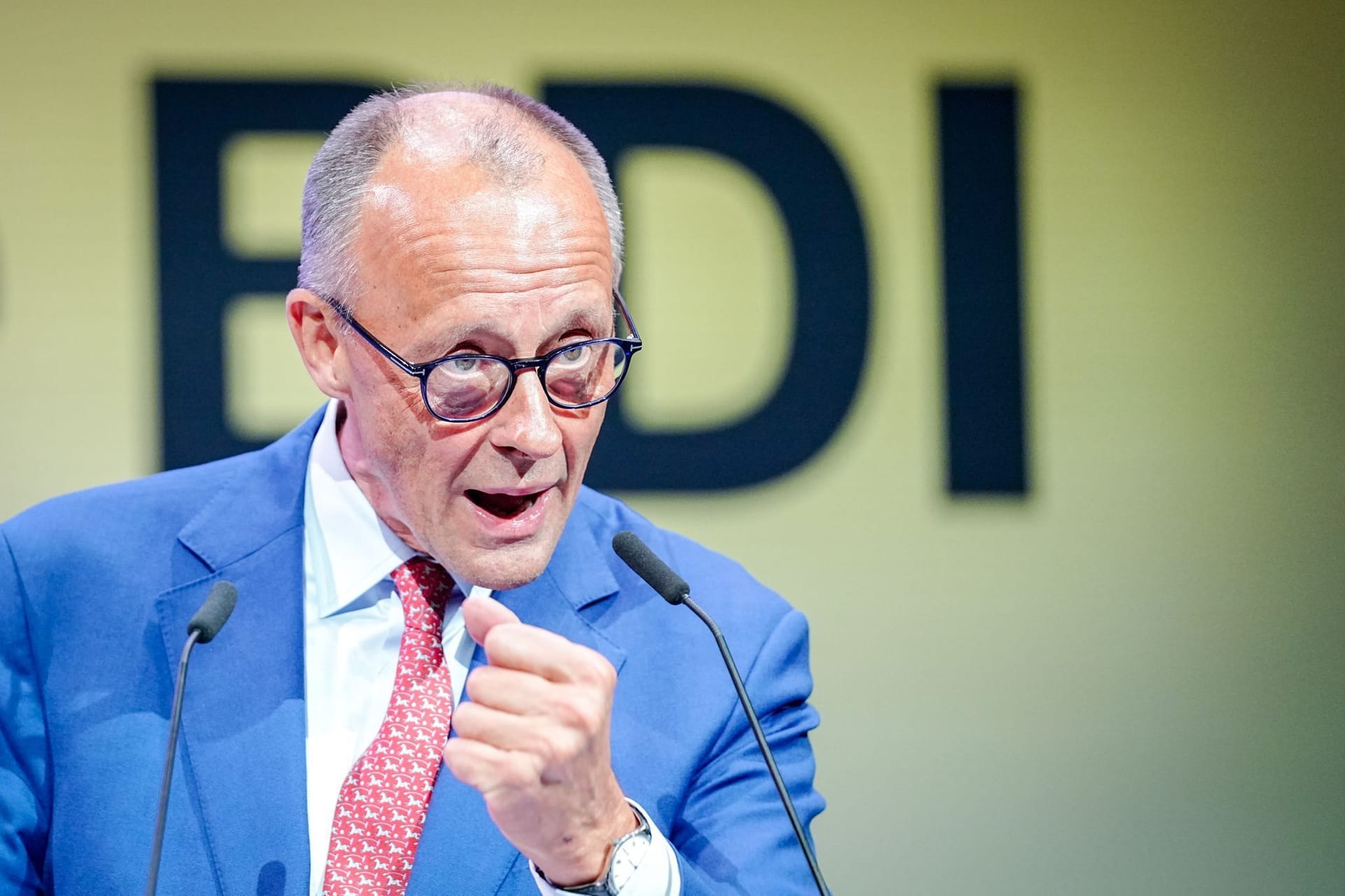 Kanzler Merz rüstet Deutschland auf.