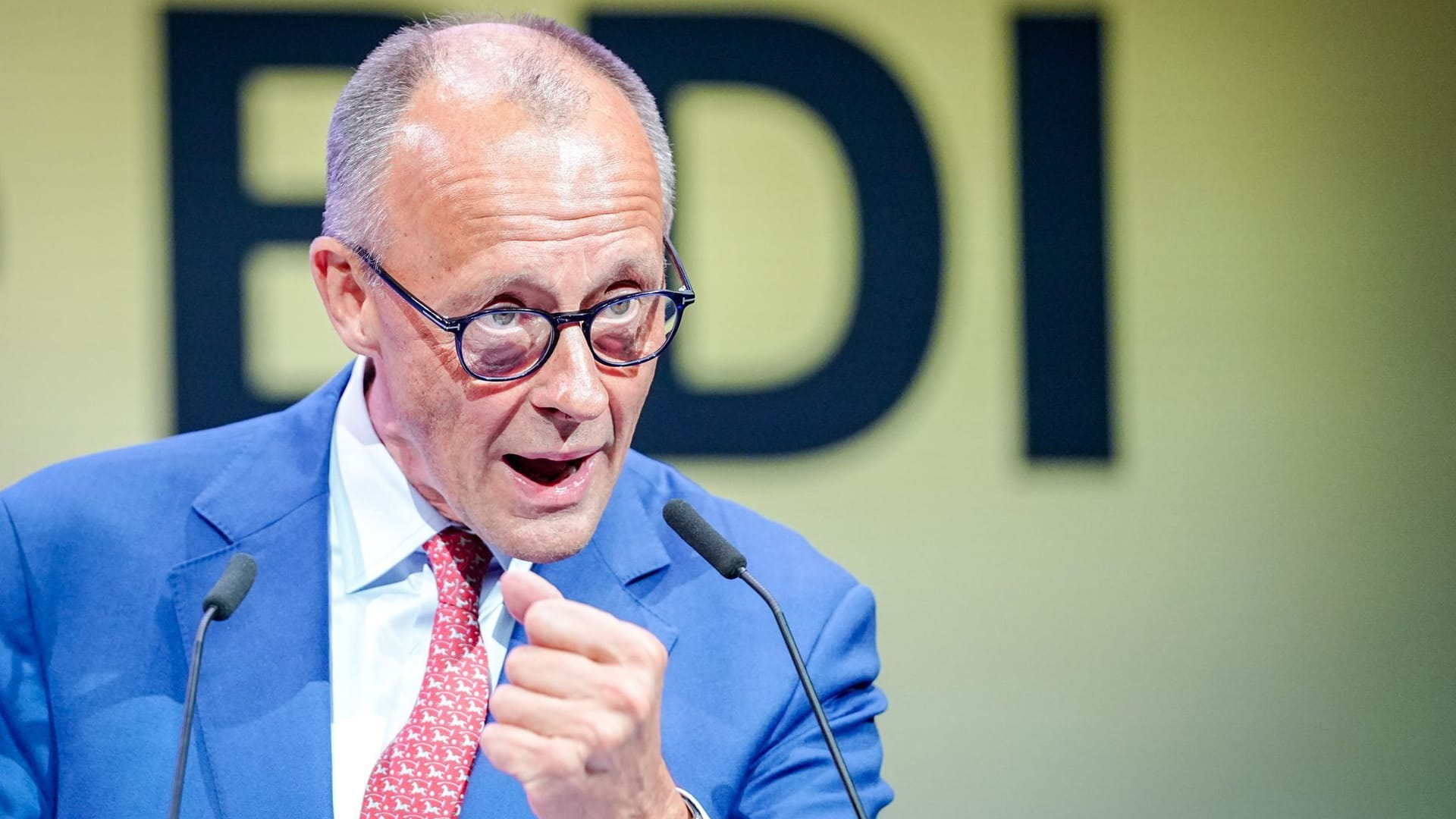 Kanzler Merz rüstet Deutschland auf.
