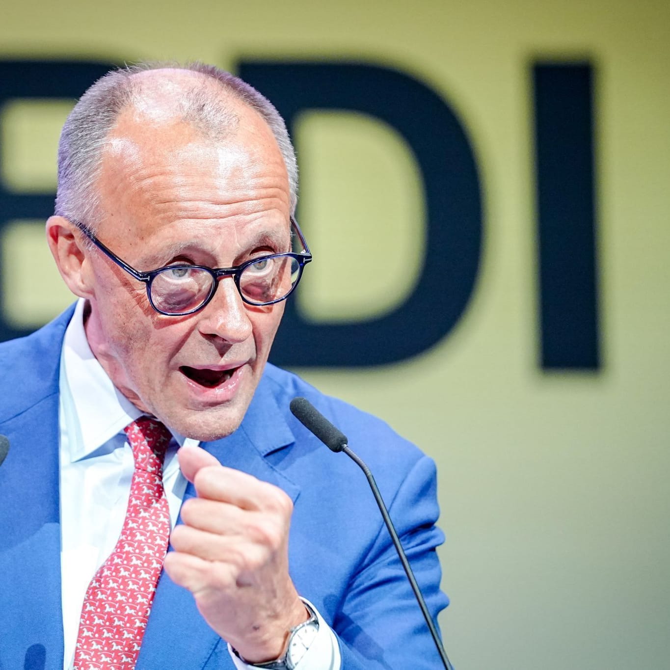 Kanzler Merz rüstet Deutschland auf.