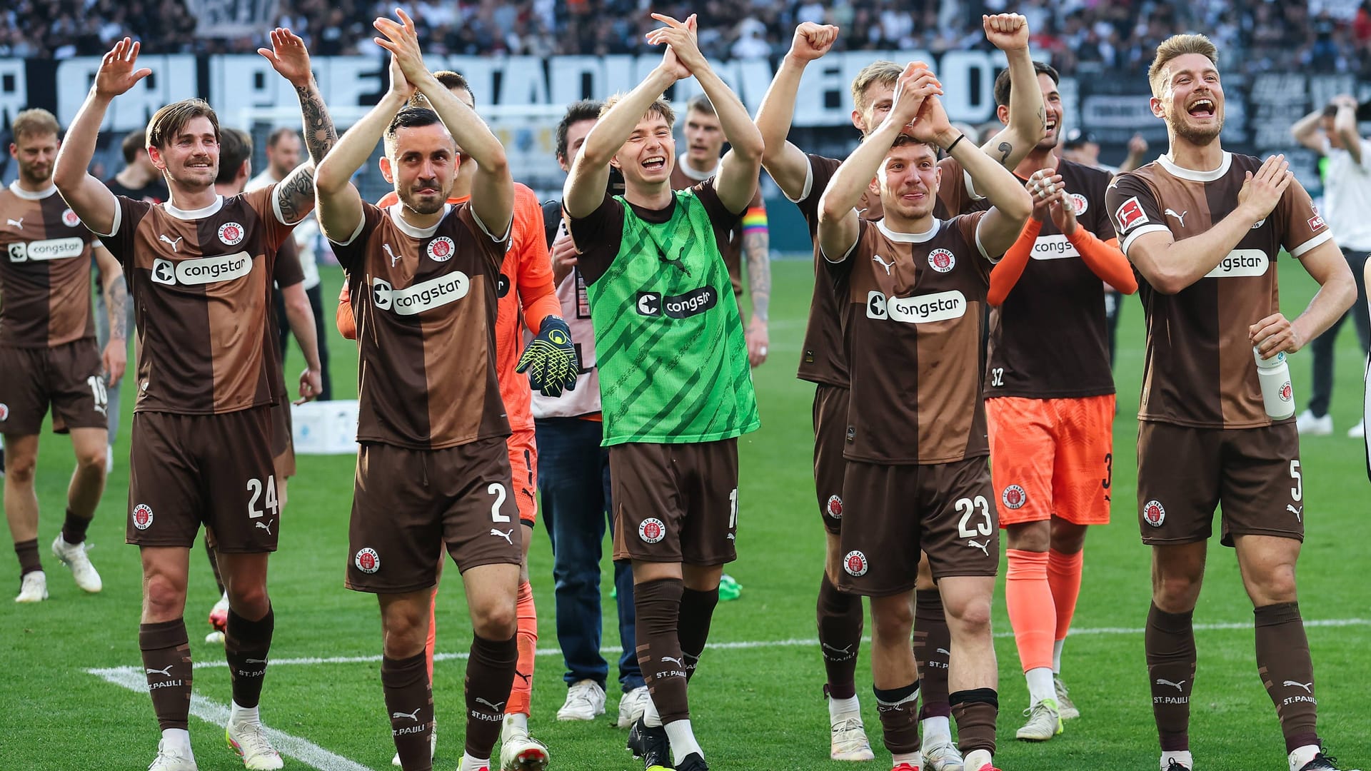 Die St. Pauli-Profis feiern den Klassenerhalt (Archivbild): Ende August starten die "Kiezkicker" in ihre zweite Bundesligasaison hintereinander. Die St. Pauli-Profis feiern den Klassenerhalt (Archivbild): Ende August starten die "Kiezkicker" in ihre zweite Bundesligasaison hintereinander.