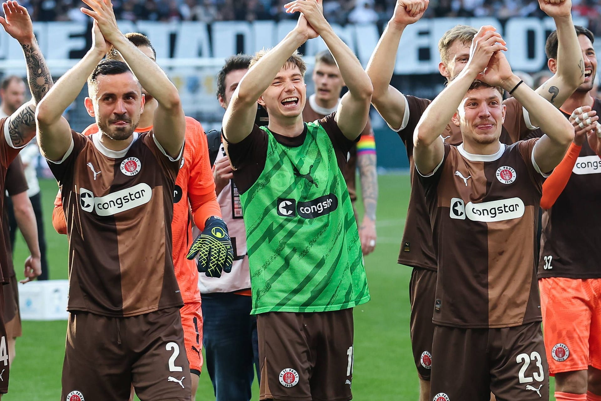 Die St. Pauli-Profis feiern den Klassenerhalt (Archivbild): Ende August starten die "Kiezkicker" in ihre zweite Bundesligasaison hintereinander.