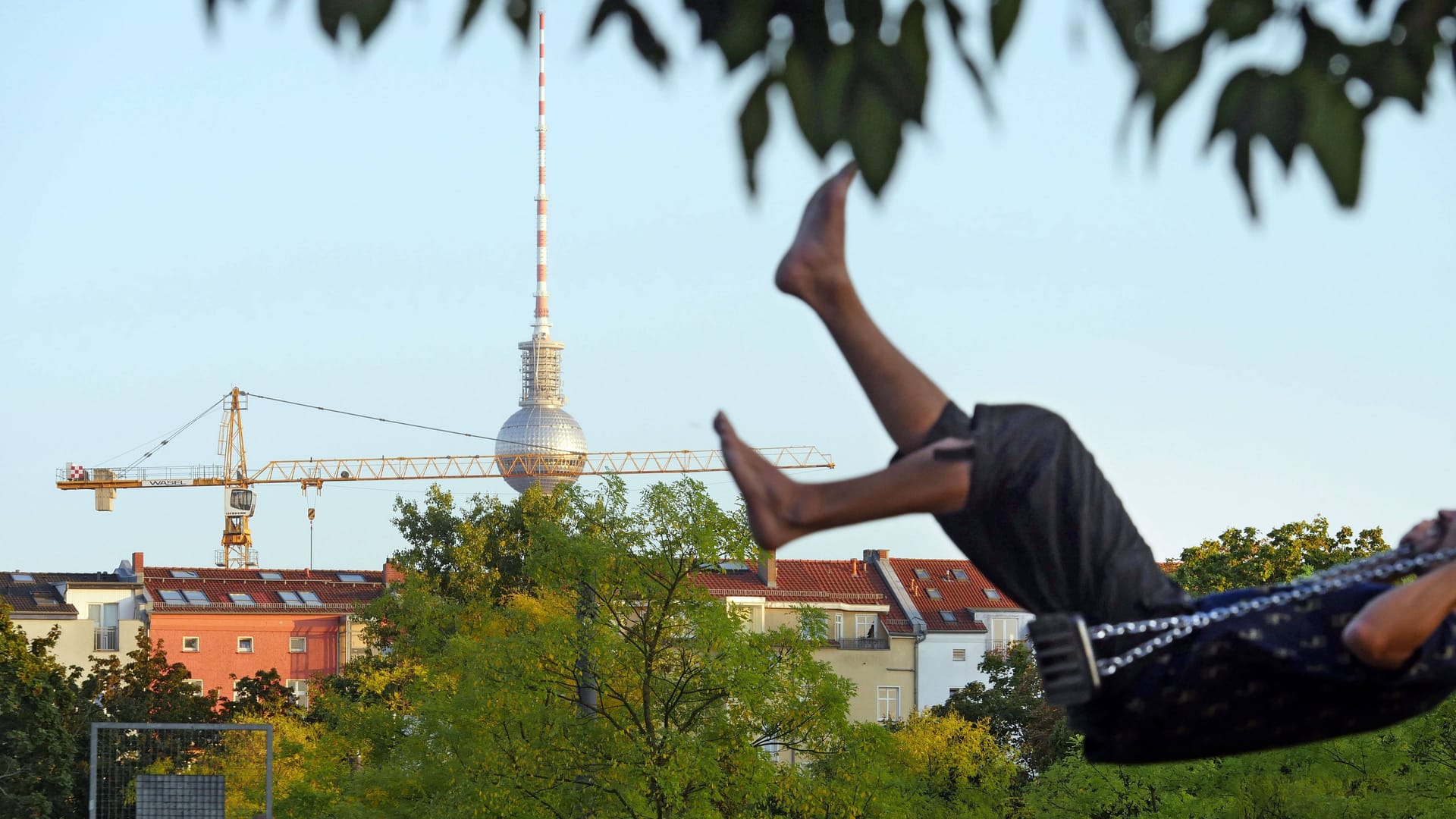 Eine Person schaukelt bei bestem Wetter (Archivbild): Das Wochenende wird heiß in Berlin. Eine Person schaukelt bei bestem Wetter (Archivbild): Das Wochenende wird heiß in Berlin.