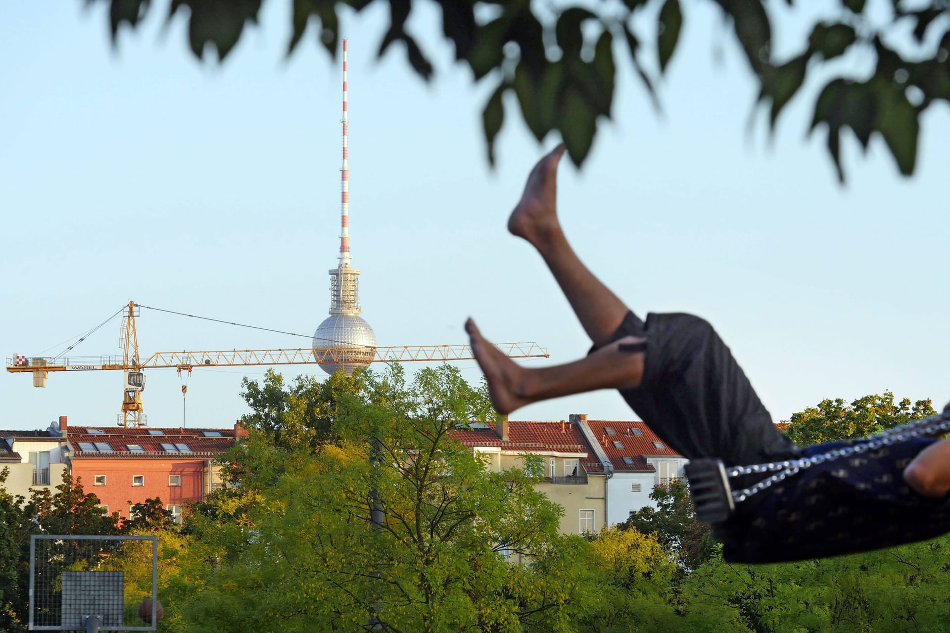 Eine Person schaukelt bei bestem Wetter (Archivbild): Das Wochenende wird heiß in Berlin.