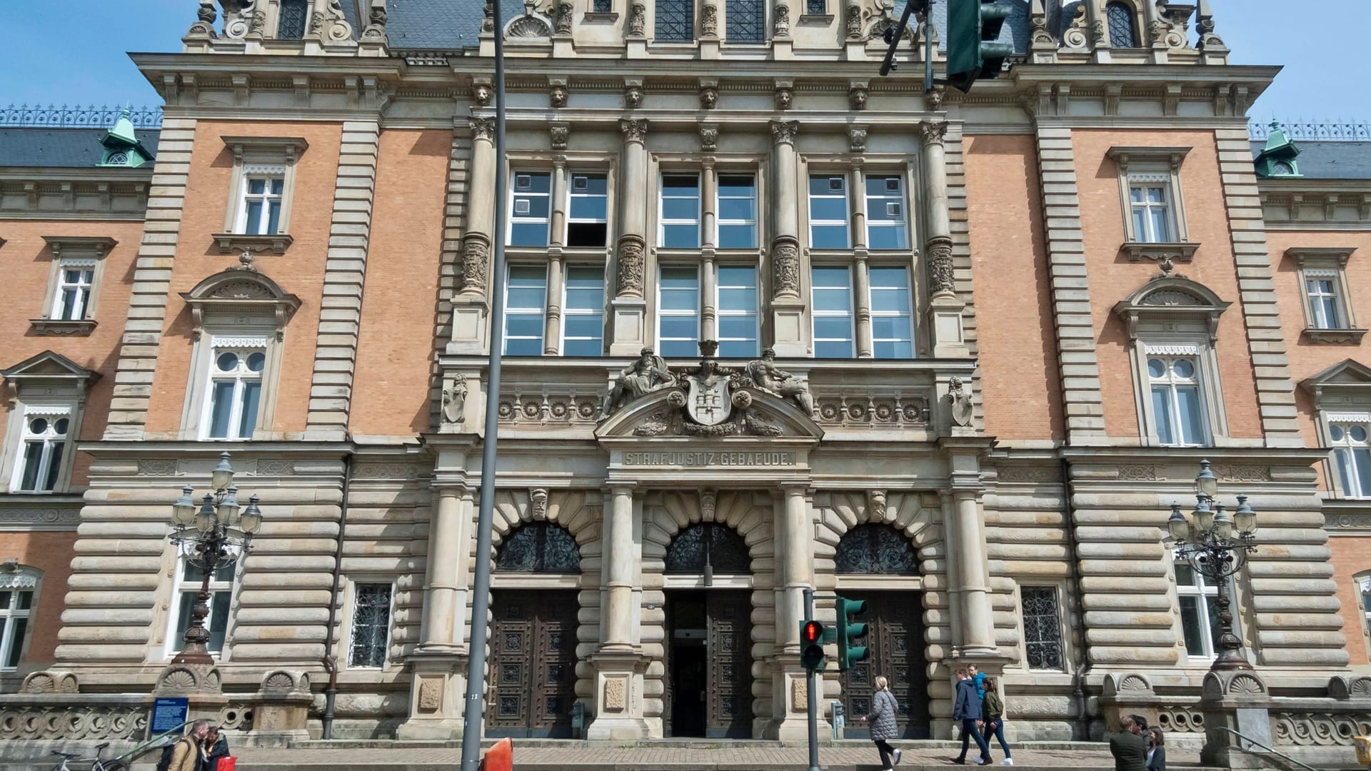 Das Strafjustizgebäude in Hamburg (Symbolbild): Der 19-Jährige muss sich wegen Mordes an seiner Mutter verantworten.