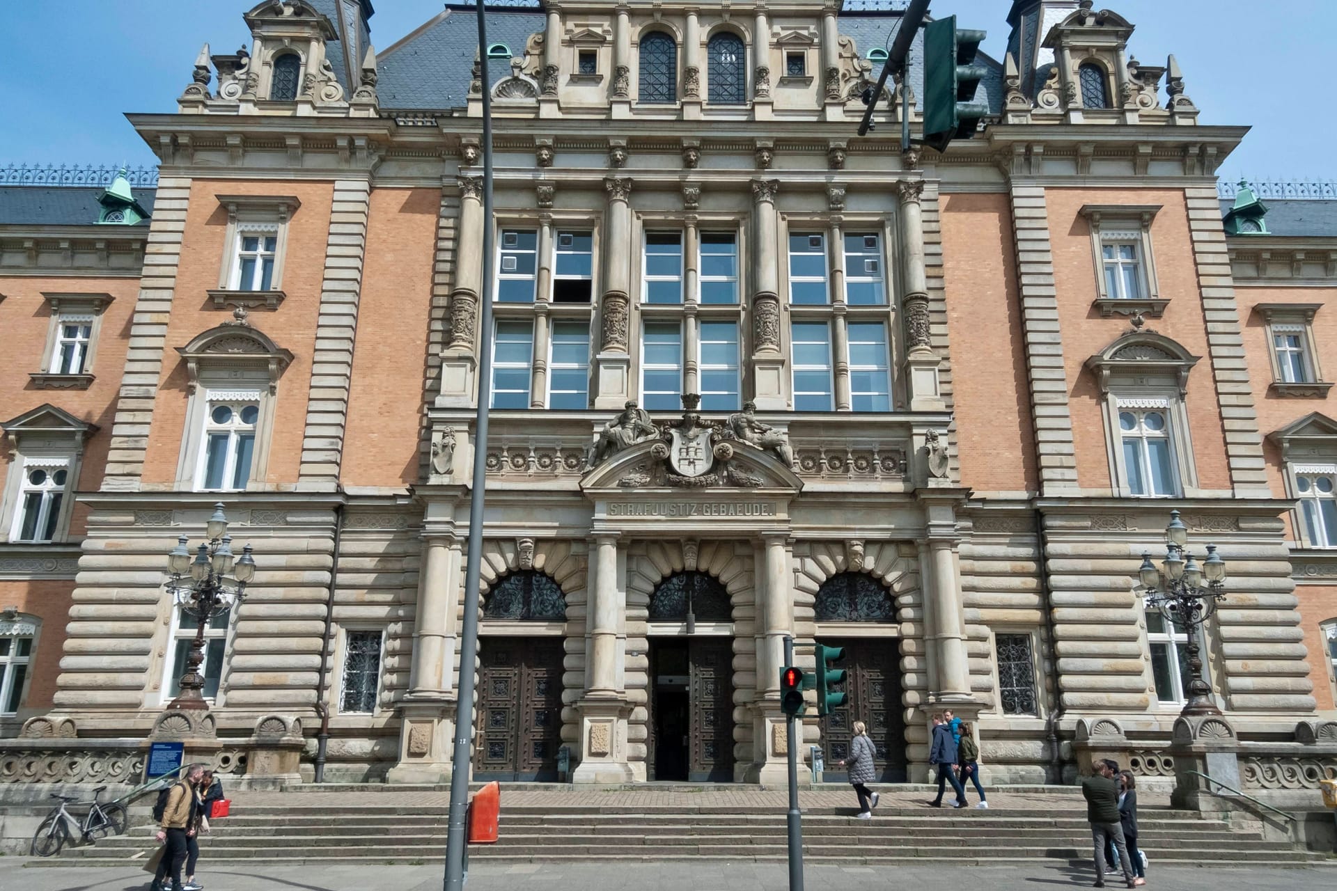 Das Strafjustizgebäude in Hamburg (Symbolbild): Der 19-Jährige muss sich wegen Mordes an seiner Mutter verantworten.