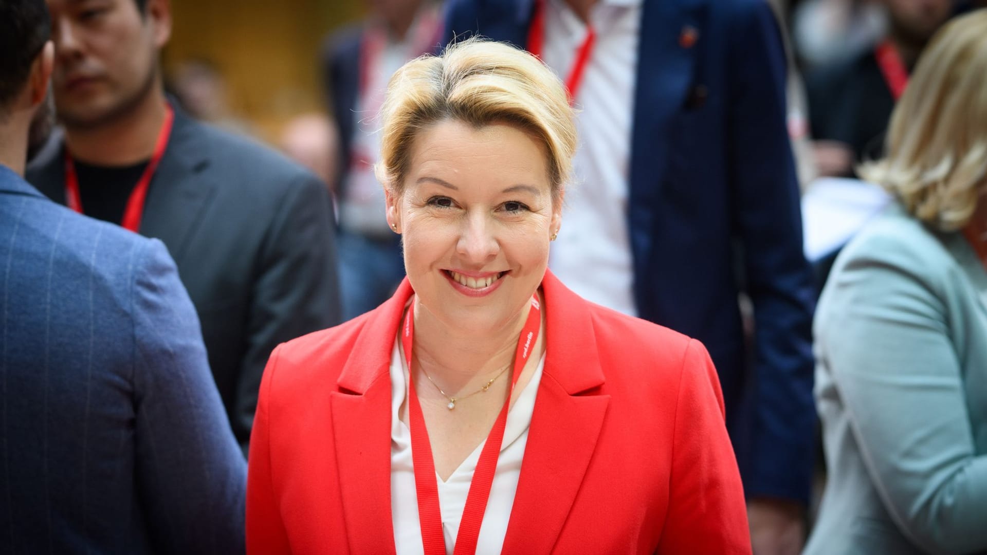 ARCHIV - 24.05.2025, Berlin: Franziska Giffey (SPD), Berliner Senatorin für Wirtschaft, Energie und Betriebe, bei einem Landesparteitag der Berliner SPD im Willy-Brandt-Haus. (zu dpa: «Giffey schließt Spitzenkandidatur nicht aus») Foto: Bernd von Jutrczenka/dpa ARCHIV - 24.05.2025, Berlin: Franziska Giffey (SPD), Berliner Senatorin für Wirtschaft, Energie und Betriebe, bei einem Landesparteitag der Berliner SPD im Willy-Brandt-Haus. (zu dpa: «Giffey schließt Spitzenkandidatur nicht aus») Foto: Bernd von Jutrczenka/dpa