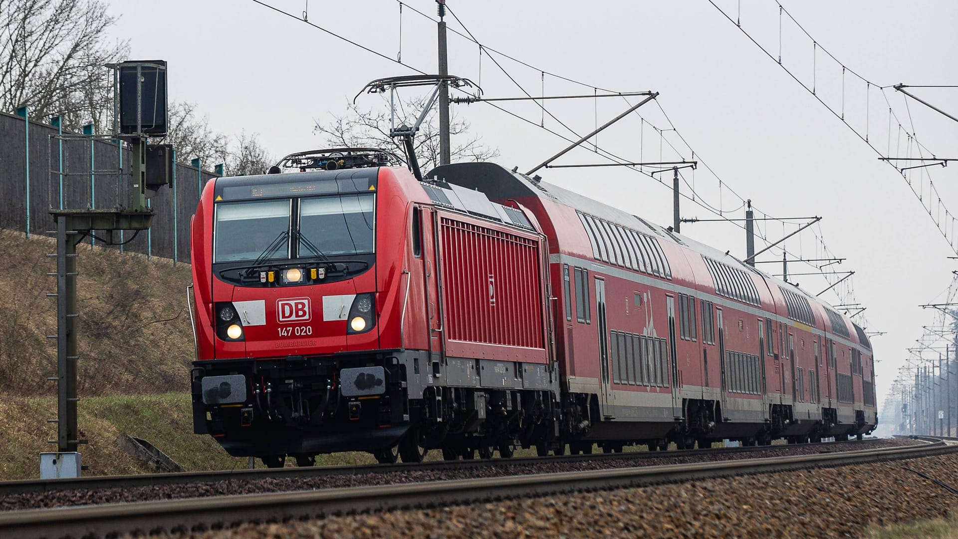 Regionabahn in Brandenburg (Symbolfoto): Im Berliner Norden kommt es seit dem Montagabend zu Störungen im Bahnverkehr.