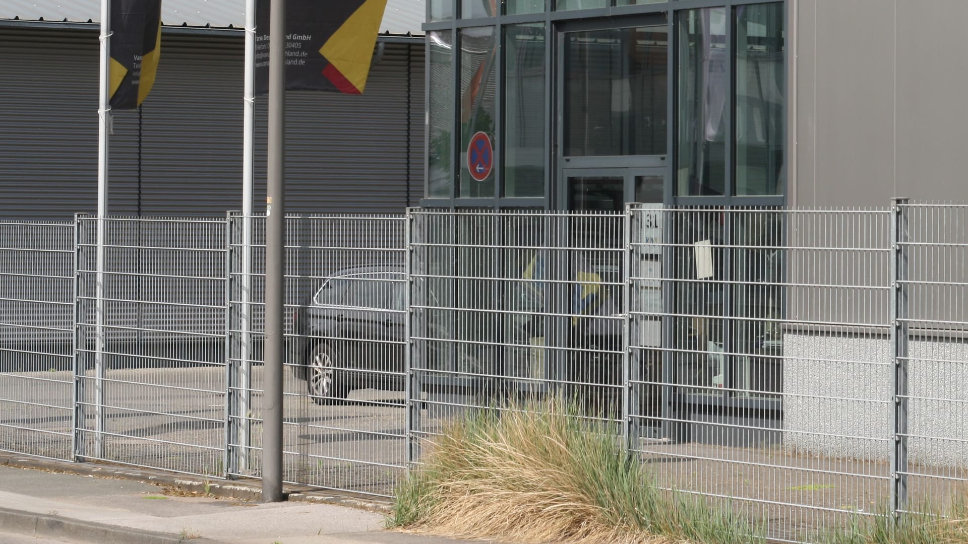 Ladenlokal in Langenfeld: Das Landeskriminalamt Sachsen bestätigte Durchsuchungen dort und in Krahs früherer Kanzlei.