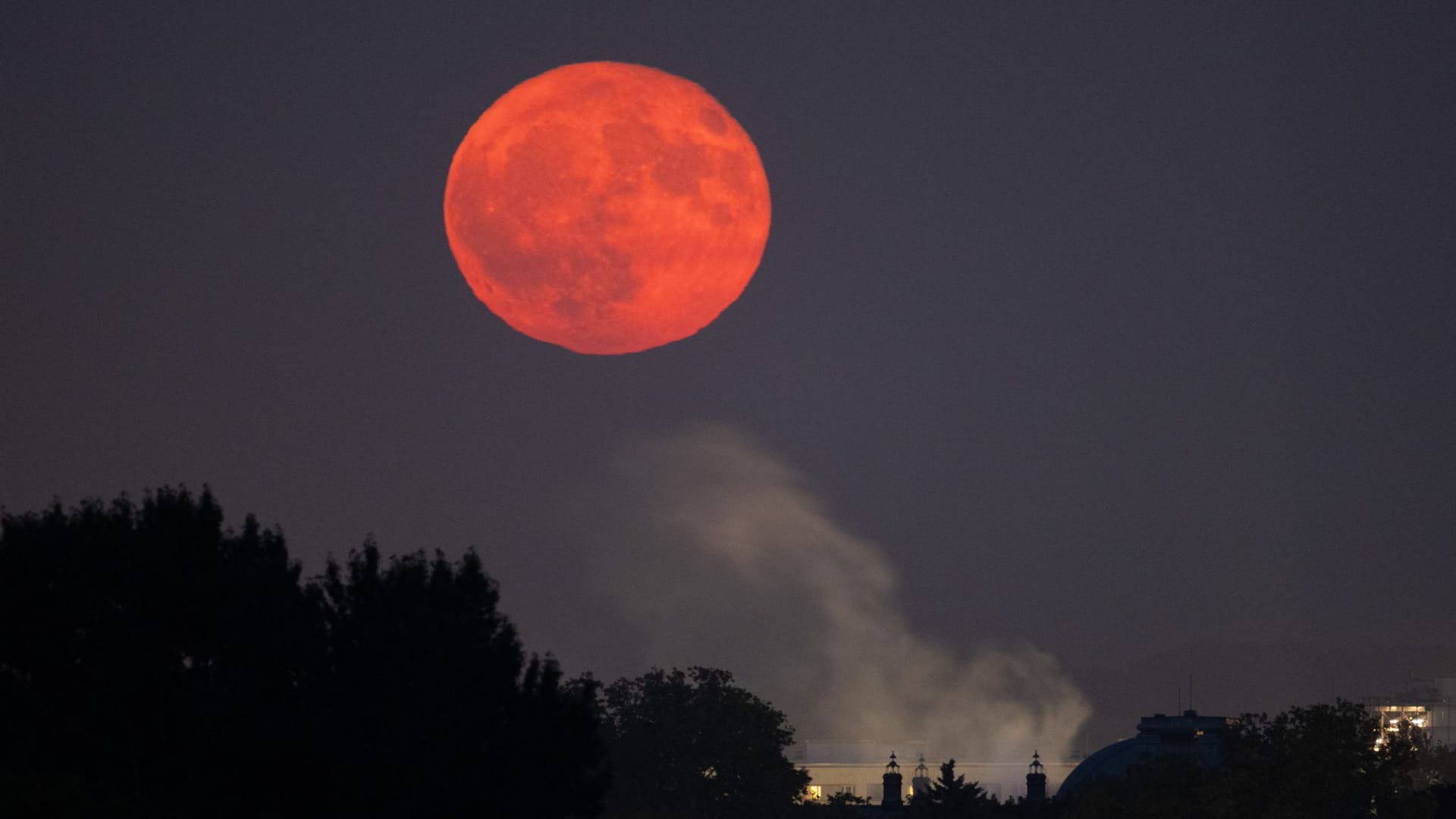 Der Erdbeermond geht über der Dresdner Innenstadt auf.