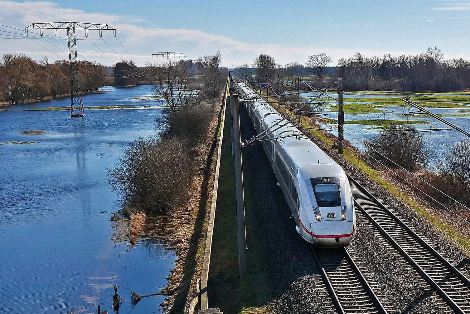 Ein ICE auf der Strecke in Richtung Hamburg (Symbolbild): Die Verbindung nach Berlin wird ab August für neun Monate gesperrt.