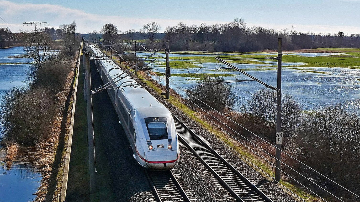 Ein ICE auf der Strecke in Richtung Hamburg (Symbolbild): Die Verbindung nach Berlin wird ab August für neun Monate gesperrt. Ein ICE auf der Strecke in Richtung Hamburg (Symbolbild): Die Verbindung nach Berlin wird ab August für neun Monate gesperrt.
