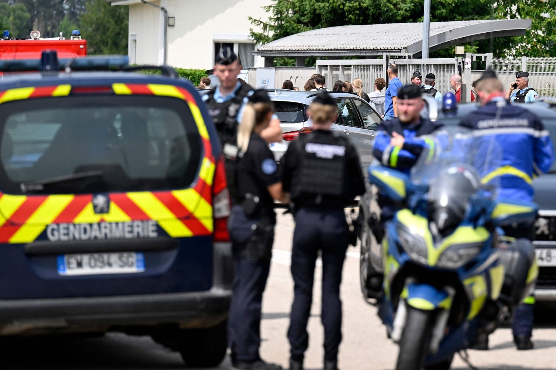 Schüler verlassen die Schule, während französische Gendarmen den Zugang zu einer Sekundarschule in Nogent sichern: Eine 31-Jährige wurde bei dem Messerangriff getötet.
