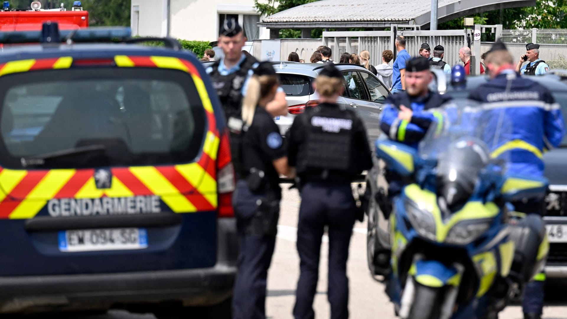 Schüler verlassen die Schule, während französische Gendarmen den Zugang zu einer Sekundarschule in Nogent sichern: Eine 31-Jährige wurde bei dem Messerangriff getötet.