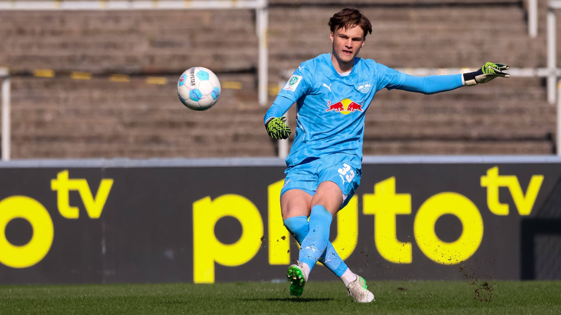 Fernando Dickes schlägt den Ball nach vorne (Archivbild): Der 17-Jährige wurde im Nachwuchs von RB Leipzig ausgebildet und steht künftig beim HSV unter Vertrag. Fernando Dickes schlägt den Ball nach vorne (Archivbild): Der 17-Jährige wurde im Nachwuchs von RB Leipzig ausgebildet und steht künftig beim HSV unter Vertrag.
