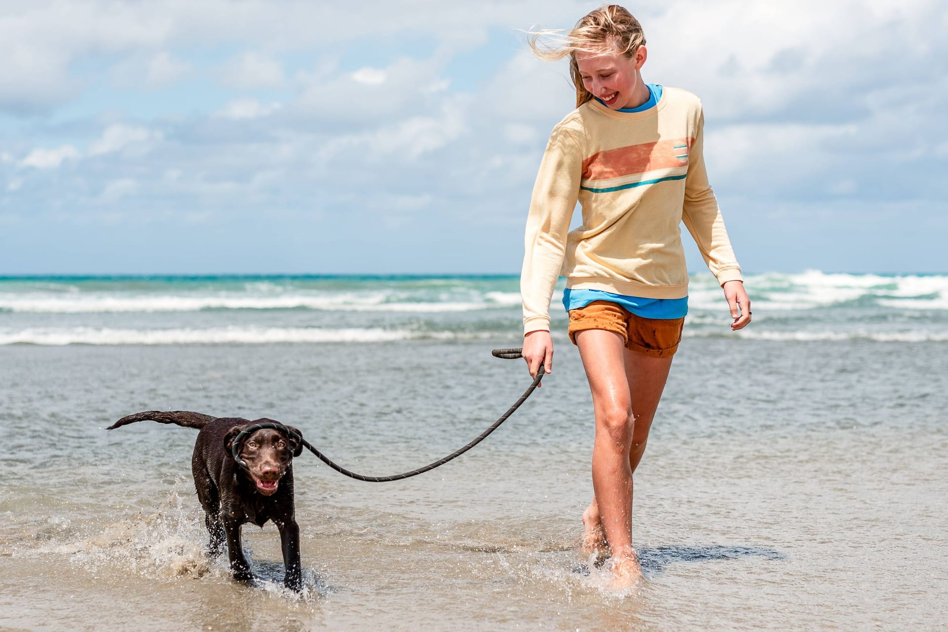 Hund und Frauchen am Strand: In Lanzarote öffnet bald der erste Hundestrand der Insel.