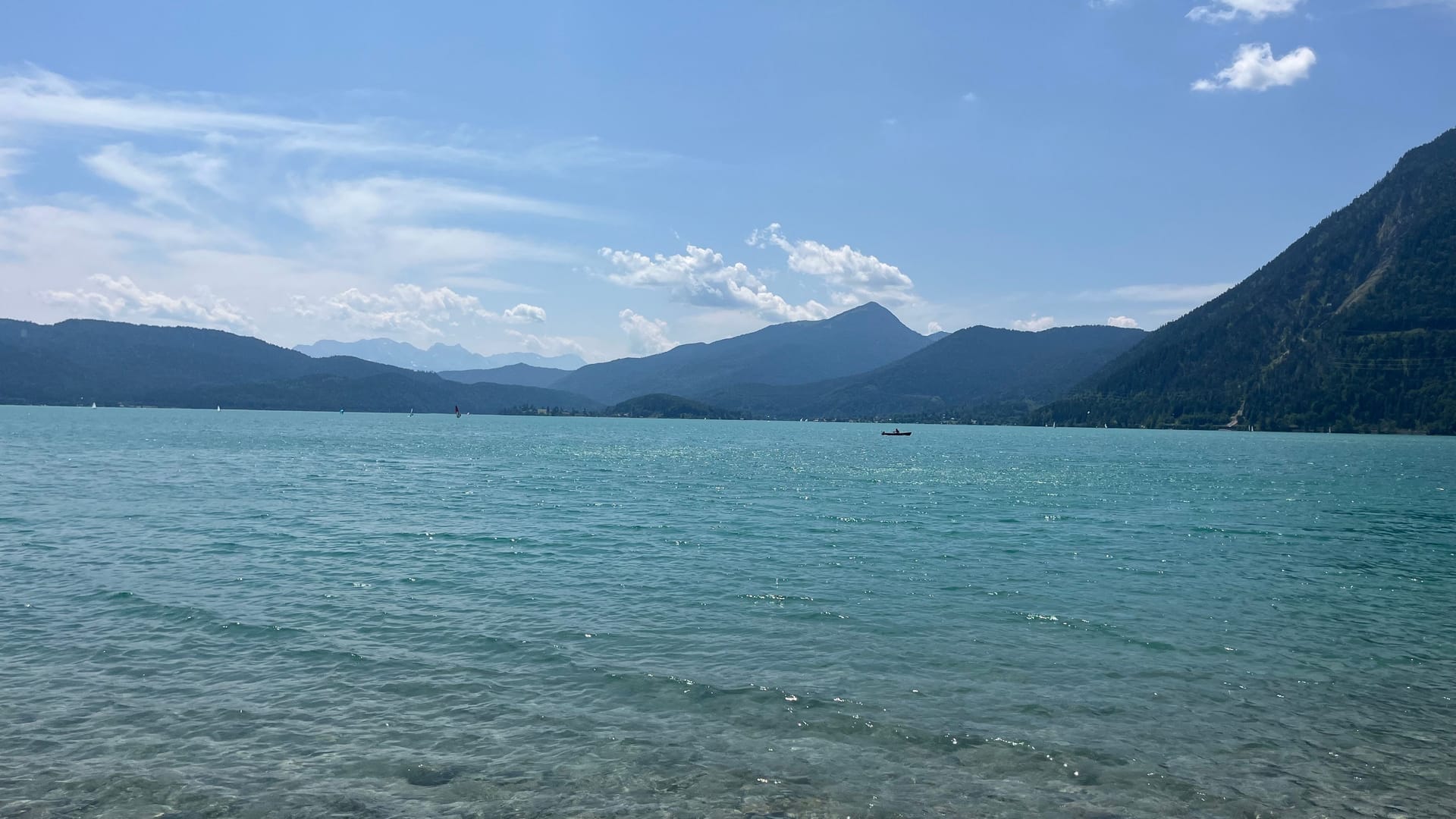 Das Ostufer des Walchensees: Hier ist es ruhiger als im Westen des Sees.