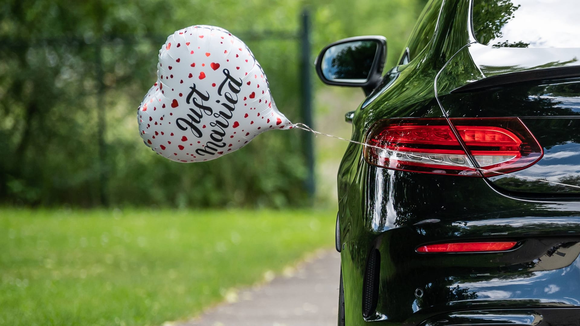 Ein Luftballon mit der Aufschrift "Just Married" hängt an einem Auto (Symbolbild): Die Bremer Polizei hat am Samstag einen Hochzeitsautokorso in Hemelingen gestoppt.