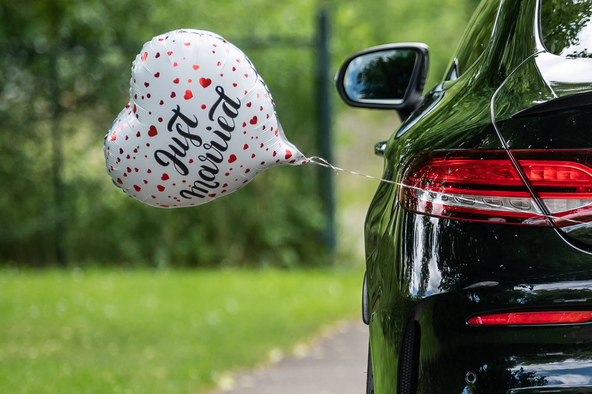 Ein Luftballon mit der Aufschrift "Just Married" hängt an einem Auto (Symbolbild): Die Bremer Polizei hat am Samstag einen Hochzeitsautokorso in Hemelingen gestoppt.