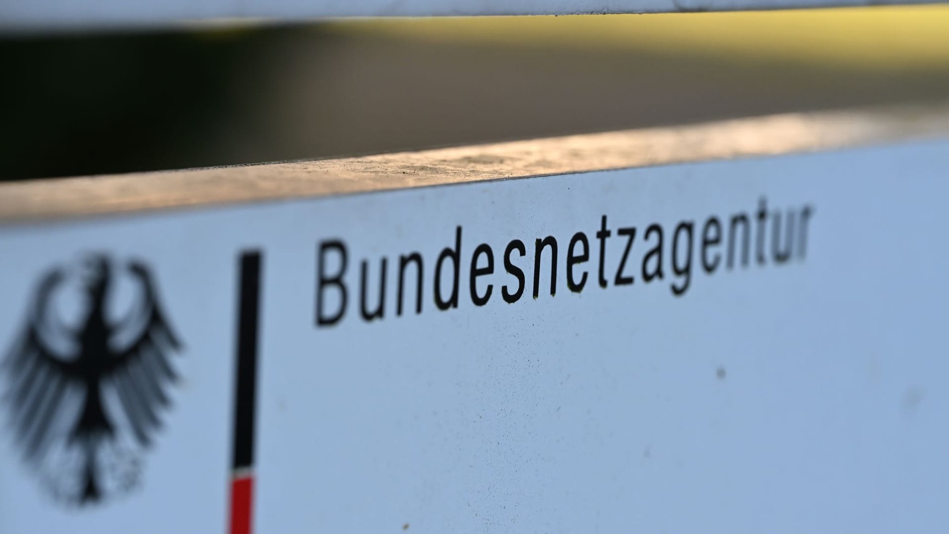 Ein Schild mit dem Schriftzug «Bundesnetzagentur» Ein Schild mit dem Schriftzug «Bundesnetzagentur»
