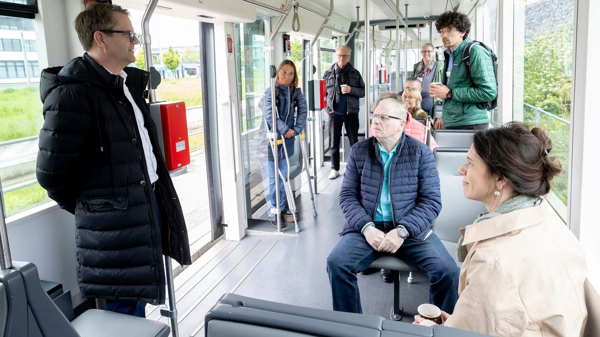 Till Ponath (l.) erläutert den Gästen vom Runden Tisch Verkehr das Beteiligungsverfahren zu den neuen Niederflurbahnen.