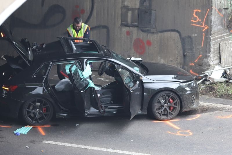 Ein Auto steht nach einem Unfall an einer Brücke auf der Autobahn: Der Fahrer kam mit lebensgefährlichen Verletzungen ins Krankenhaus.