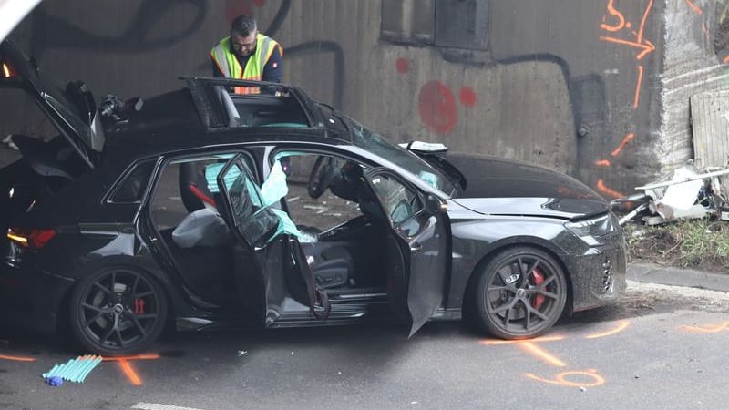 Ein Auto steht nach einem Unfall an einer Brücke auf der Autobahn: Der Fahrer kam mit lebensgefährlichen Verletzungen ins Krankenhaus. Ein Auto steht nach einem Unfall an einer Brücke auf der Autobahn: Der Fahrer kam mit lebensgefährlichen Verletzungen ins Krankenhaus.