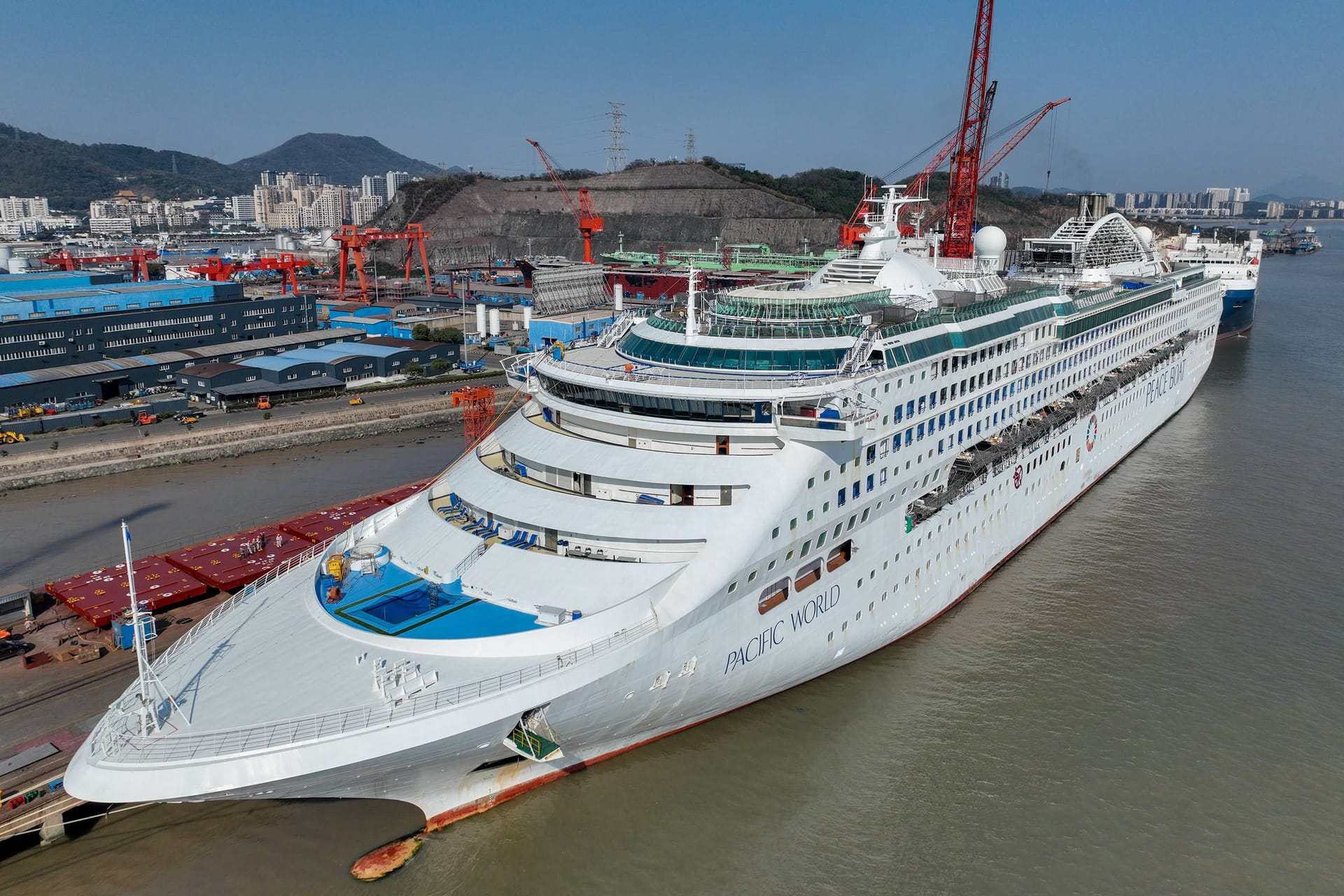 "Pacific World" in der Werft in China: Das Kreuzfahrtschiff schippert am Wochenende zum ersten Mal über die Elbe.