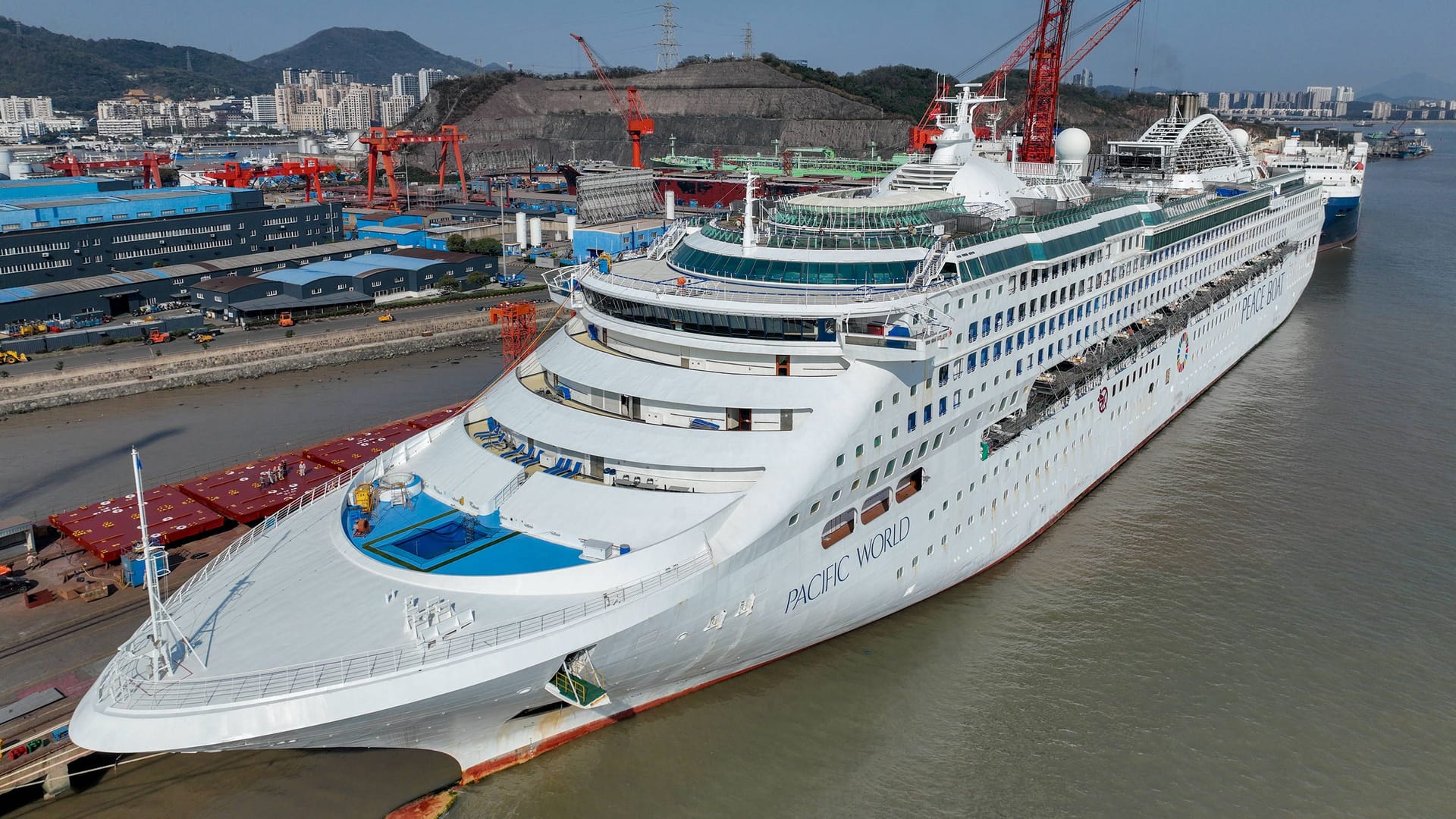 "Pacific World" in der Werft in China: Das Kreuzfahrtschiff schippert am Wochenende zum ersten Mal über die Elbe.