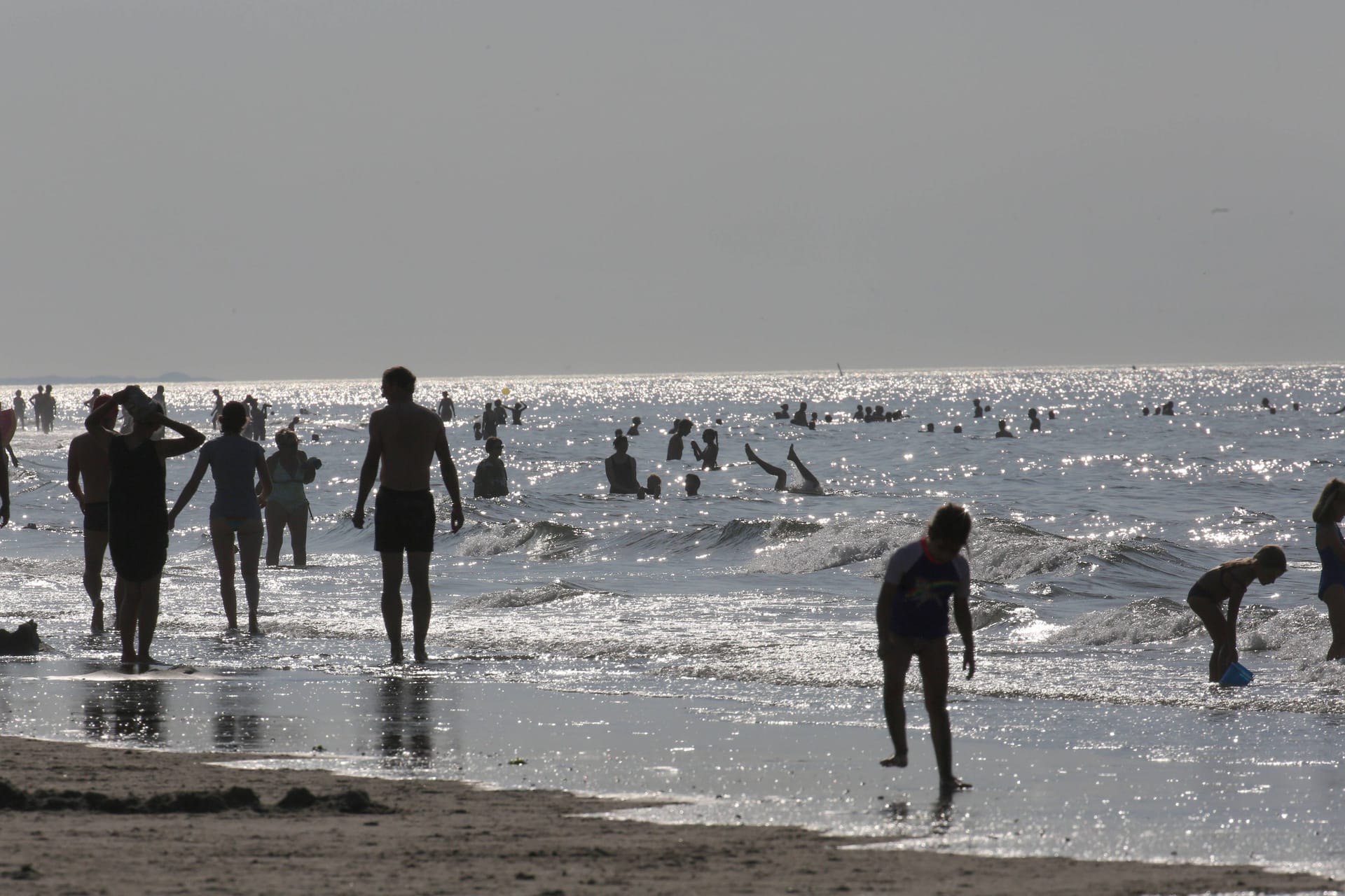 Urlauber an der Nordsee (Symbolbild): Fachleute aus Hamburg haben Rekordwerte an der Wasseroberfläche gemessen.