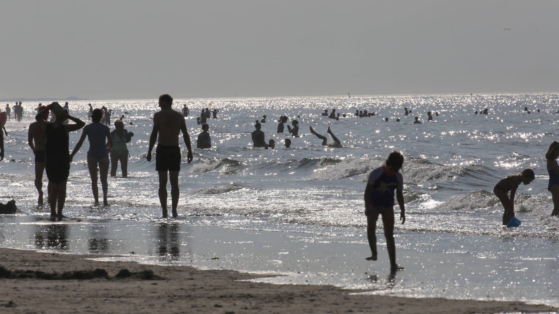 Urlauber an der Nordsee (Symbolbild): Fachleute aus Hamburg haben Rekordwerte an der Wasseroberfläche gemessen. Urlauber an der Nordsee (Symbolbild): Fachleute aus Hamburg haben Rekordwerte an der Wasseroberfläche gemessen.