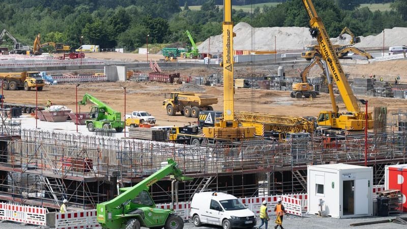 Baufahrzeuge stehen auf der Baustelle einer künftigen Chipfabrik des Halbleiterkonzerns ESMC (European Semiconductor Manufacturing Company).