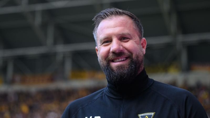 Aachens Trainer Heiner Backhaus steht im Rudolf-Harbig-Stadion: Backhaus ist beim Zweitligisten Eintracht Braunschweig im Gespräch. Aachens Trainer Heiner Backhaus steht im Rudolf-Harbig-Stadion: Backhaus ist beim Zweitligisten Eintracht Braunschweig im Gespräch.