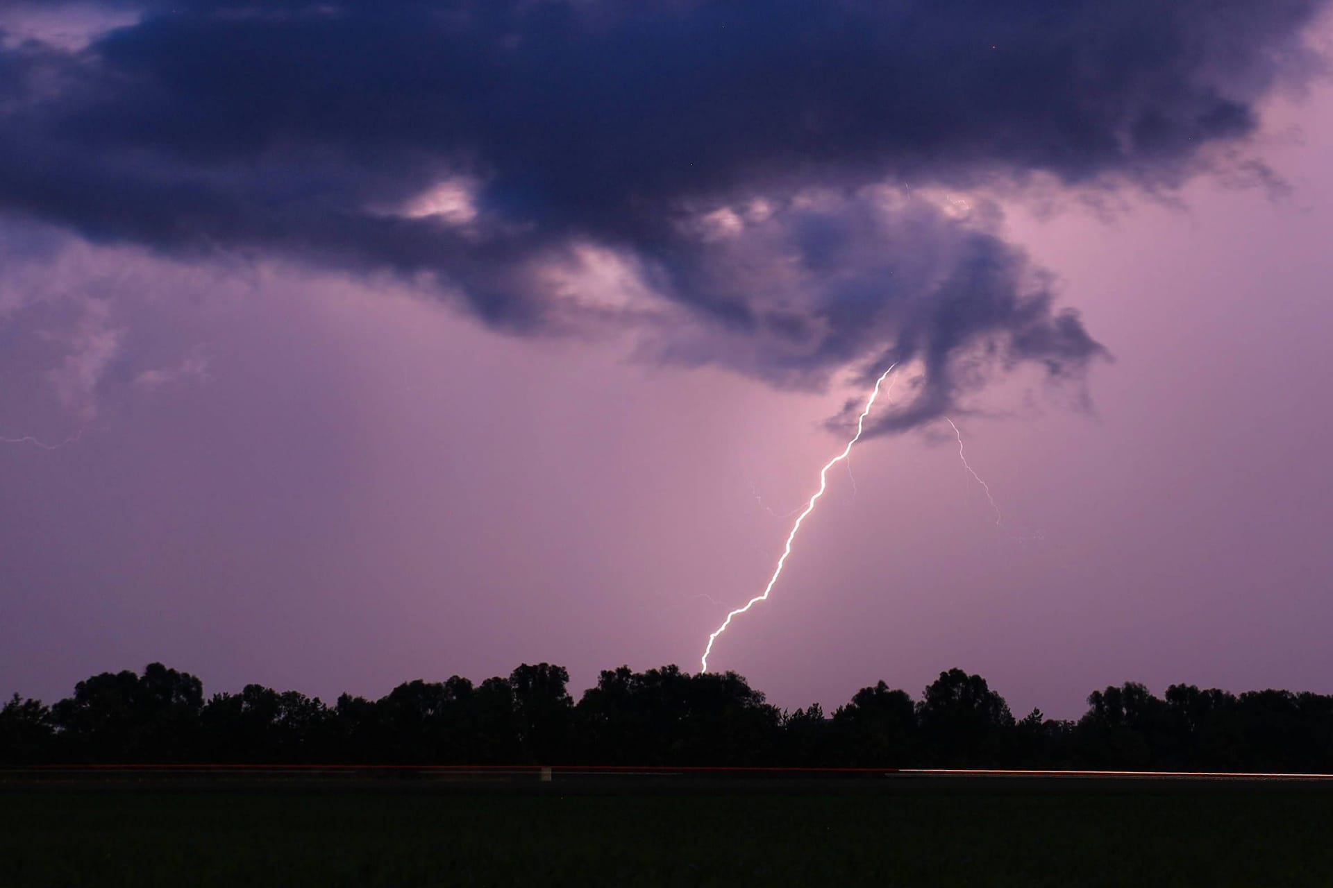 Gewitter über München (Symbolbild): Der Experte warnt, dass es zu schweren Schäden kommen könnte.