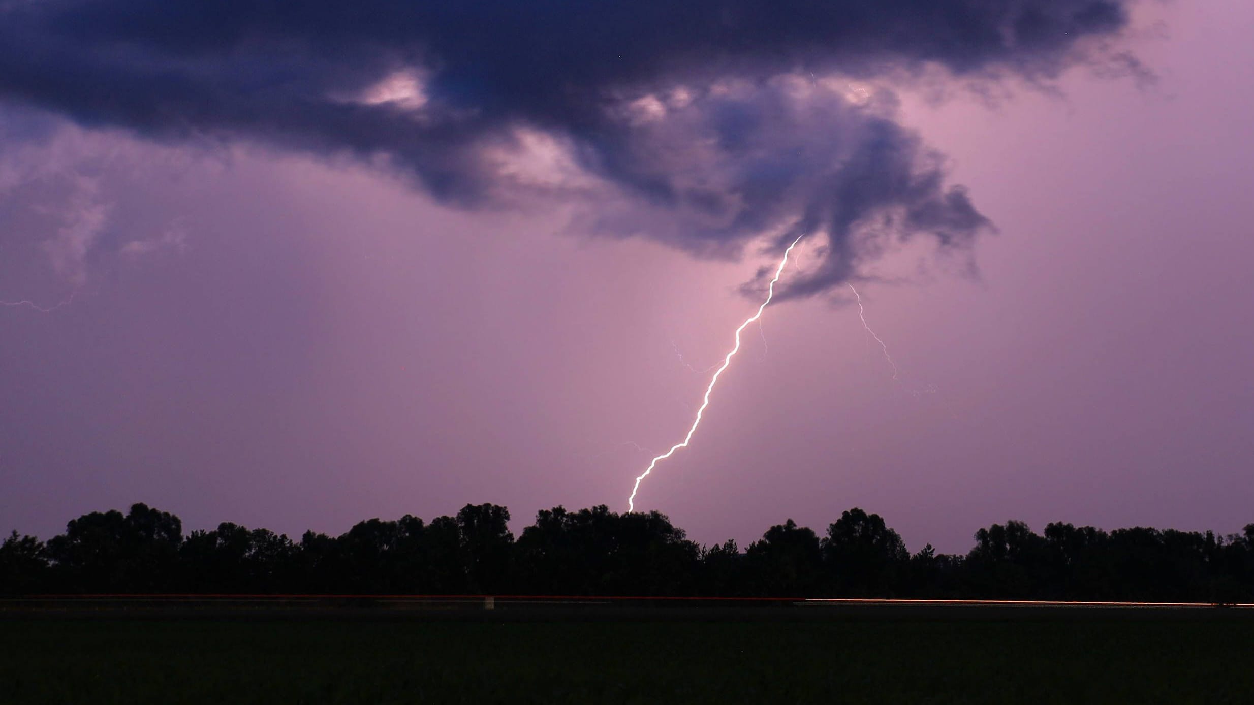 Gewitter über München (Symbolbild): Der Experte warnt, dass es zu schweren Schäden kommen könnte.