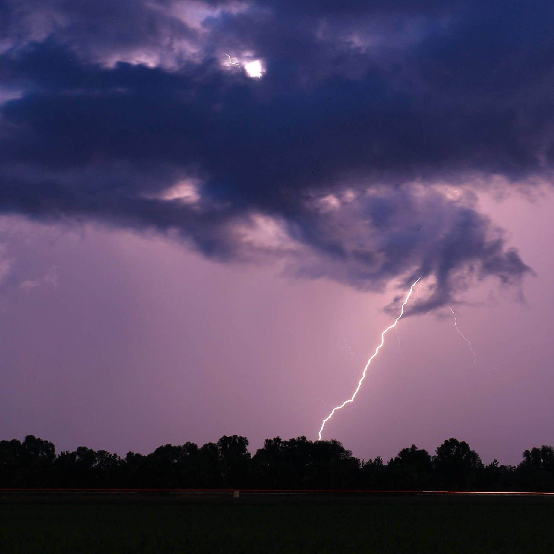 Gewitter über München (Symbolbild): Der Experte warnt, dass es zu schweren Schäden kommen könnte.