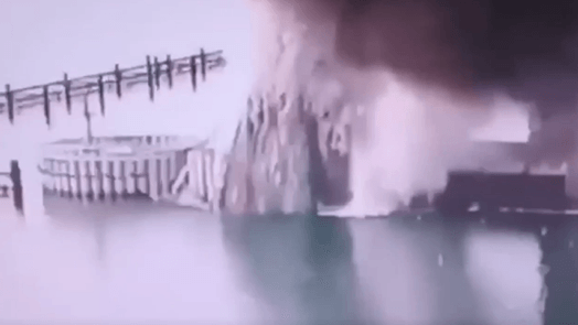 Dieser Screenshot aus einem Video des ukrainischen Geheimdienstes soll die Sprengung der Krimbrücke zeigen.