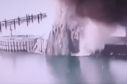 Dieser Screenshot aus einem Video des ukrainischen Geheimdienstes soll die Sprengung der Krimbrücke zeigen.