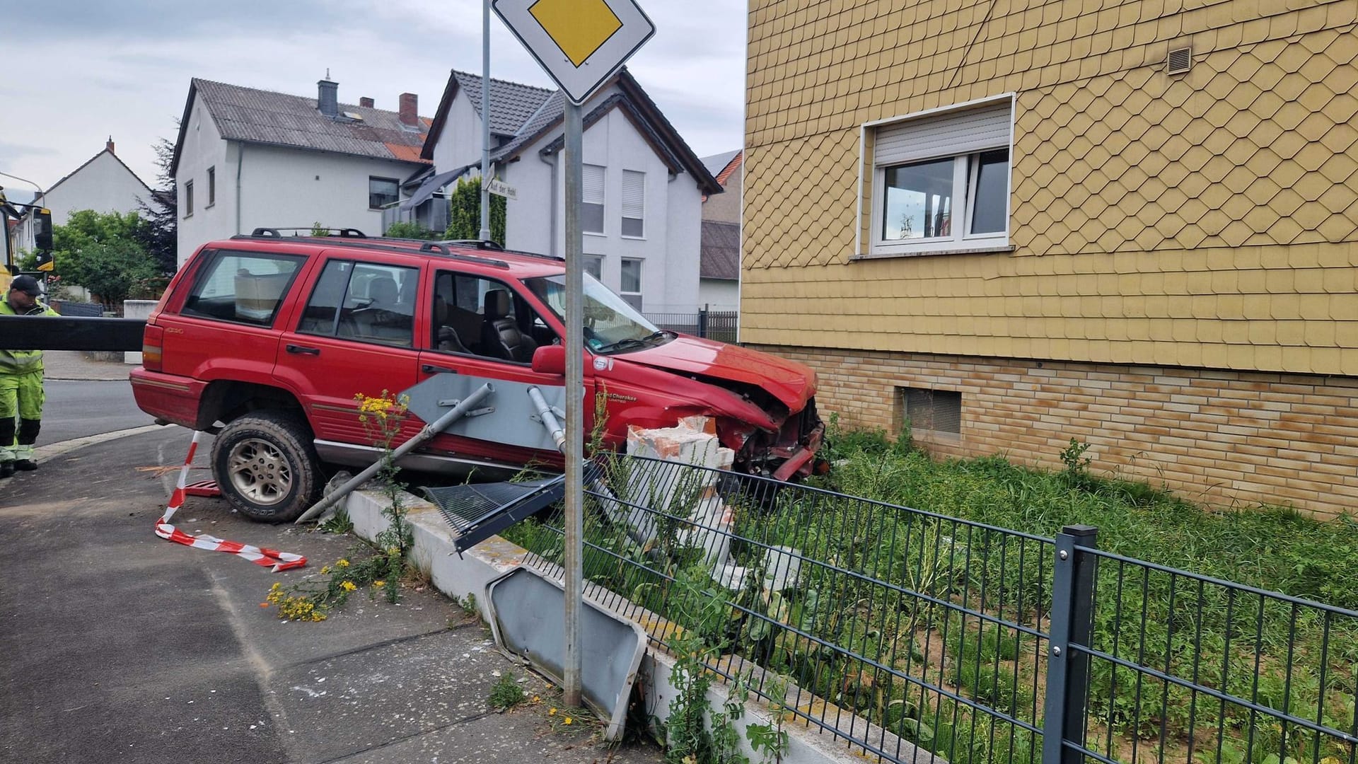 Jeep landet nach Verkehrsunfall in Vorgarten Jeep landet nach Verkehrsunfall in Vorgarten